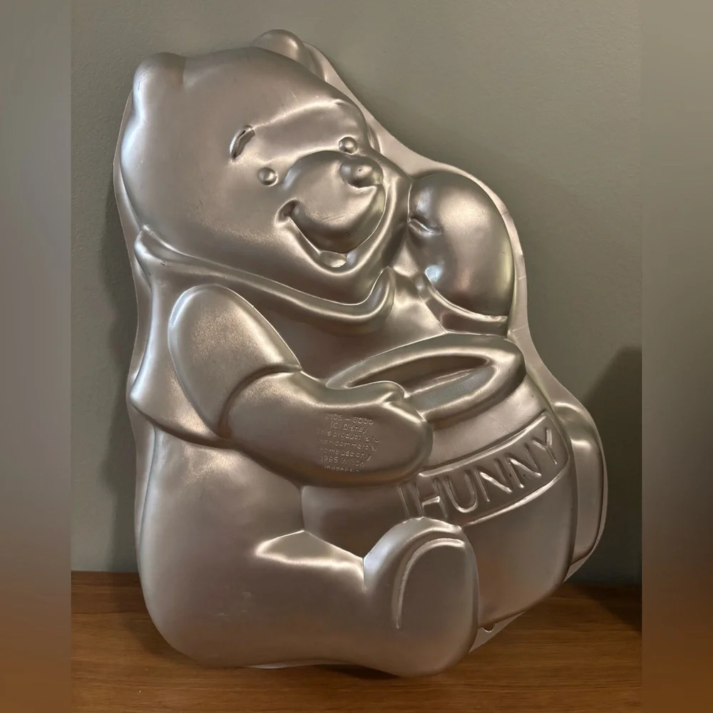 Disney 1995 Wilton Cake Pan Disney Winnie The Pooh with Honey Pot Pan